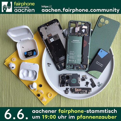 EN in 2nd half – Ein Smartphone zerlegt in dunkelgrüne und schwarze Teile auf einem weißen Teller. Links davon, auf einer gelben Serviette: Ein zerlegtes weißes Kästchen und weiße (In-Ear-)Ohrhörer, zerlegt in je zwei Silikonaufsätze, Silikonringe und Knopfzellen (Akkus) und eine einzelne schwarze Schraube. Alles zusammen liegt auf einem lindgrünen Tischset. Über dem Set ein Logo aus zwei dunkelgrünen, sich gegenseitig entgegenstreckenden Händen in einem weißen Quadrat, daneben Text: "fairphone community aachen – https://aachen.fairphone.community". Text unter dem Set: "6.6. | aachener fairphone-stammtisch | 19:00 Uhr im pfannenzauber" ENGLISH: A smartphone disassembled into dark green and black parts on a white plate. On the left, on a yellow tissue: A disassembled white case and white earbuds, disassembled into two silicon buds, two silicon rings and two small cell batteries and a sole black screw. Everything together rests on a light green table set. Above the set a logo of two dark green hands reaching towards each other in a white square, next to it text: "fairphone community aachen – https://aachen.fairphone.community". Text below the set: "6.6. | aachener fairphone-stammtisch | 19:00 Uhr im pfannenzauber"